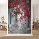Fototapet Bougainvillea luminează aleea îngustă.
