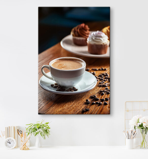 Ceașcă de cafea și cupcakes pe o masă Tablouri Ceașcă de cafea și cupcakes pe o masă