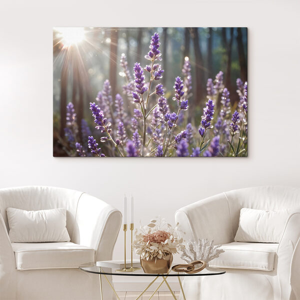 Lumina soarelui scaldă lavanda în pădure Tablouri Lumina soarelui scaldă lavanda în pădure