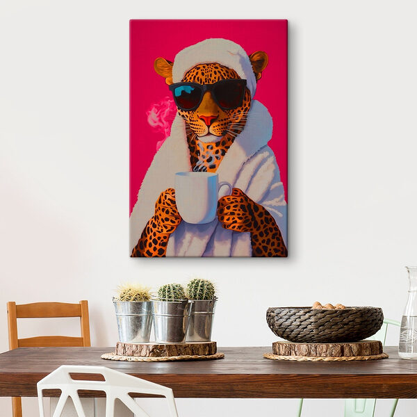 Pictura unui leopard care poartă un halat și ochelari de soare și ține o ceașcă Tablouri Pictura unui leopard care poartă un halat și ochelari de soare și ține o ceașcă