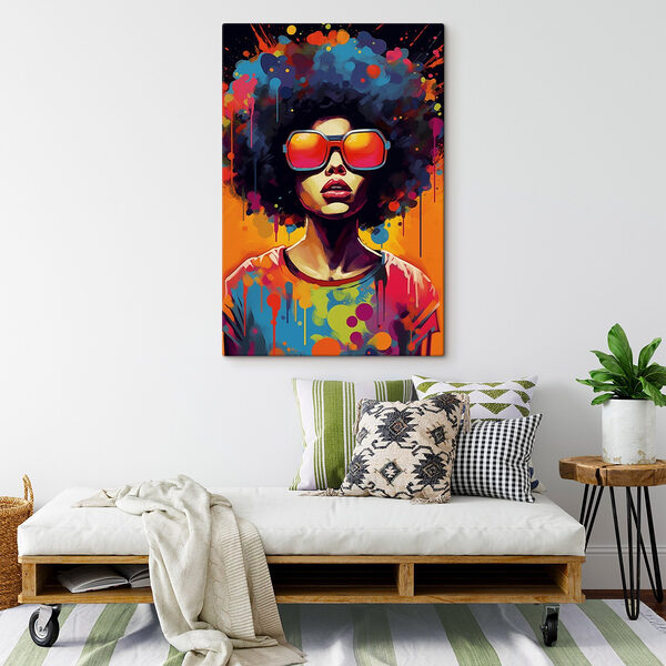 Femeie cu afro mare purtând ochelari de soare Tablouri Femeie cu afro mare purtând ochelari de soare
