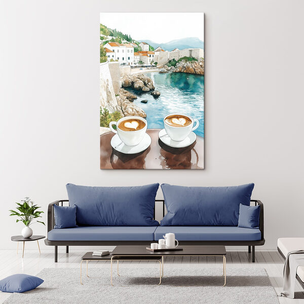 Două cești de cafea cu o spumă în formă de inimă deasupra unei mese cu vedere la un corp de apă Tablouri Două cești de cafea cu o spumă în formă de inimă deasupra unei mese cu vedere la un corp de apă