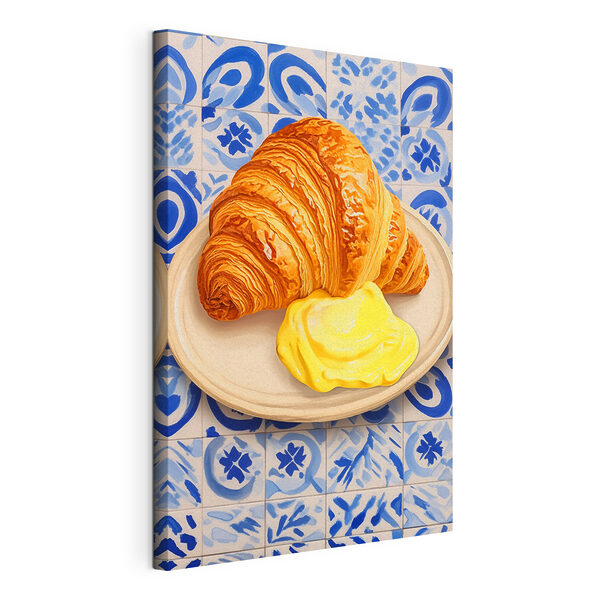 Un croissant și un lichid galben pe o farfurie Tablou pe pânză Un croissant și un lichid galben pe o farfurie